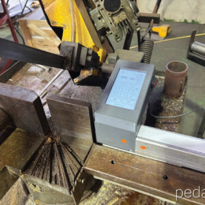 Battuta per troncatrice digitale Pedante integrata in una stazione di troncatrice presso un produttore metalmeccanico in Spagna