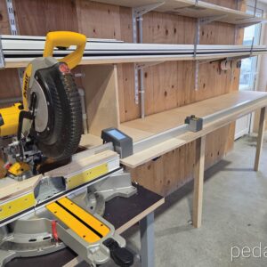 Digitaler Längenanschlag von Pedante für präzises Schneiden in einer Kunststofffensterwerkstatt in Lettland