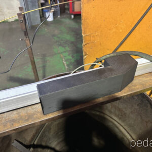 Pedante digital length stop with custom adaptation for precise cutting in metal workshop in Spain