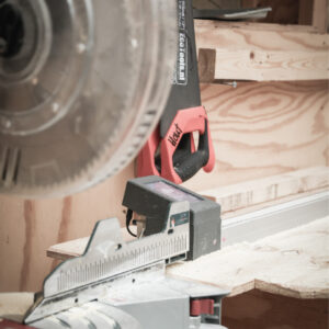 Pedante automatic length stop system integration into miter saw setup in a Netherlands dormer workshop