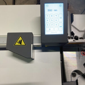 Pedante length stop for accurate measurement in wood terrace workshop in France