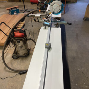 Tope medidor automatizado Pedante para la fabricación precisa de terrazas de madera en un taller en Francia